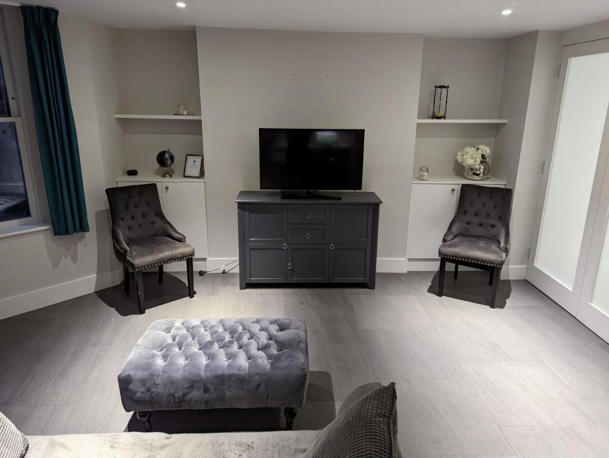 Basement Apartment In Central 바스 외부 사진