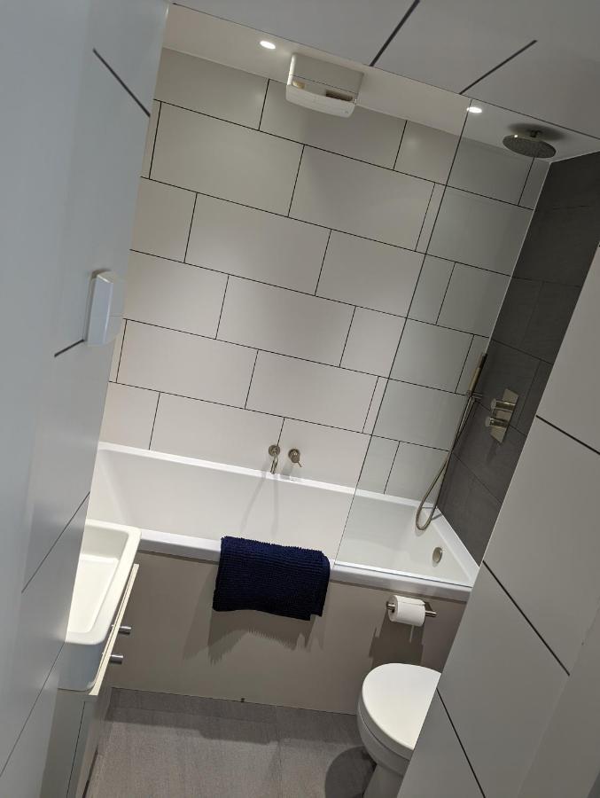Basement Apartment In Central 바스 외부 사진